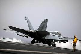 Soi dàn tiêm kích của Hải quân Mỹ không kích IS tại Syria