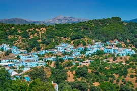 Choáng ngợp ngôi làng Xì Trum trong rừng ở Tây Ban Nha