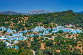 Choáng ngợp ngôi làng Xì Trum trong rừng ở Tây Ban Nha