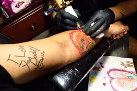 Sự thật nghẹn lòng bố trẻ xăm hình bức tranh con gái vẽ lên cơ thể