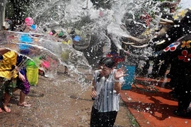 Tưng bừng lễ hội té nước mừng Năm mới ở Thái Lan