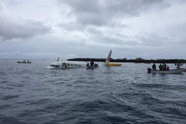 Máy bay lao quá đường băng, phi thẳng xuống biển