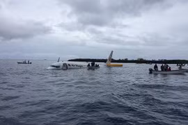 Máy bay lao quá đường băng, phi thẳng xuống biển