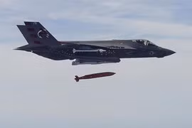 Được trang bị thêm vũ khí thông minh F-35C như "hổ mọc thêm cánh"