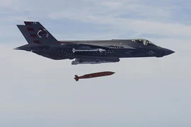 Được trang bị thêm vũ khí thông minh F-35C như "hổ mọc thêm cánh"