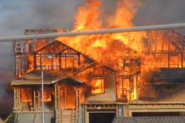 Khoảnh khắc sửng sốt về những vụ cháy nhà trên thế giới