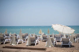 Bãi biển TNK “vắng như chùa Bà Đanh” sau đảo chính