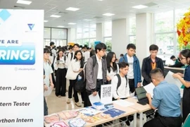 Sinh viên IT HUTECH tìm cơ hội việc làm, thực tập ngay tại trường đại học