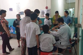 Cô giáo đãi trà sữa, 15 học sinh nhập viện cấp cứu