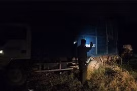 Phát hiện xe tải đang đổ trộm rác thải công nghiệp ra môi trường