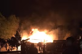 Cháy xe bồn tiếp nhiên liệu tại cây xăng, 2 người bỏng nặng