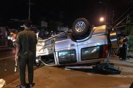 Ô tô “điên” đâm đôi nam nữ thương vong rồi lật ngửa trên vỉa hè