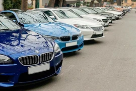 Dàn xế sang tiền tỷ xếp hàng "khoe dáng" tại Hà Nội