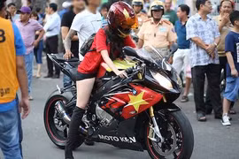 Hotgirl 9X “nài cứng” siêu môtô BMW S1000RR tại VN