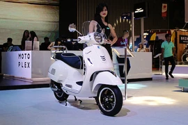 Vespa GTS300 giá hơn 200 triệu "đấu" Honda SH300i tại VN 