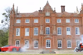 KTM SuperDuke 1290R “thi kéo co” cùng Ferrari LaFerrari