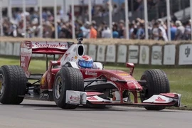 Hàng trăm ôtô "đua tốc độ" tại lễ hội Goodwood 2016