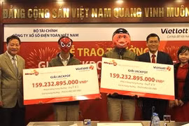 Đeo mặt nạ nhận gần 160 tỷ tiền trúng thưởng xổ số Vietlott