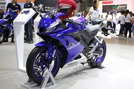 Yamaha Việt Nam công bố môtô R15 2017 giá 90 triệu