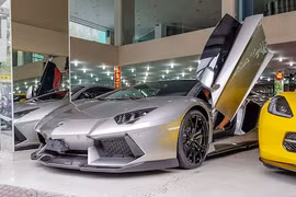 Dàn xế hộp triệu đô trên phố bán siêu xe Sài Gòn