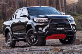Bán tải Toyota Hilux TRD “siêu ngầu” chốt giá 1,02 tỷ