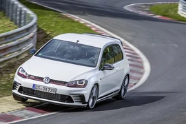 Volkswagen giá rẻ cho BMW M4 "hít khói" trên đường đua