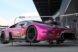 Lamborghini Huracan GT3 bản đua "báo hồng" giá 6,6 tỷ 
