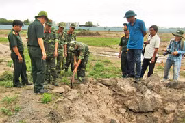 Ảnh: Tìm mộ các liệt sĩ trong công trường sân bay Tân Sơn Nhất