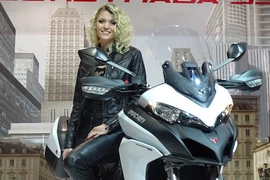 Mê mẩn dàn “chân dài” Ý tại triển lãm EICMA 2016