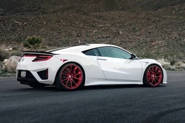 Siêu xe Acura NSX ấn tượng với “chân dài hàng thửa“