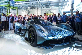 Siêu xe “đại khủng” Aston Martin AM-RB 001 cháy hàng