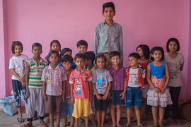 Choáng với chiều cao của cậu bé lớn nhất thế giới