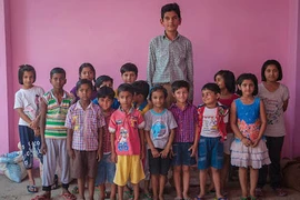 Choáng với chiều cao của cậu bé lớn nhất thế giới