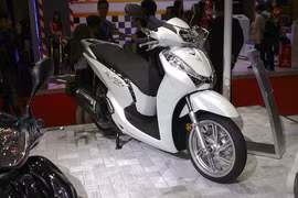 Cận cảnh Honda SH 300i “chính hãng” đầu tiên tại VN