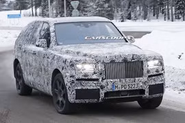 Siêu SUV Rolls-Royce Cullinan “trượt tuyết” ở Bắc Âu