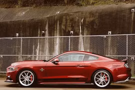 Ford Mustang Shelby tay lái nghịch đầu tiên trên Thế giới