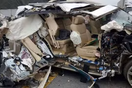 Va chạm với xe tải, xe Lexus biến dạng trên cao tốc