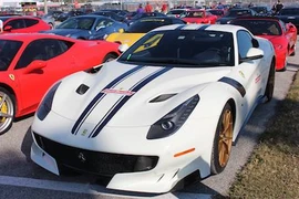 Cả ngàn siêu xe Ferrari “kịch độc” tụ họp mừng năm mới