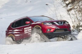 Nissan Rouge Warrior lắp bánh xích chinh phục núi tuyết