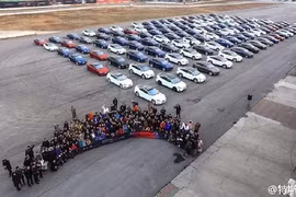 Hàng trăm siêu xe điện Tesla xếp lốp tại Trung Quốc