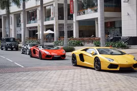 "Chạm mặt" đoàn siêu xe trăm tỷ trên phố Sài Gòn