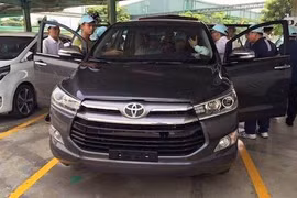 Cận cảnh Toyota Innova mới giá gần 1 tỷ đồng tại VN