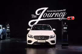 "Soi" dàn xe sang Mercedes-Benz hơn 150 tỷ tại Hà Nội