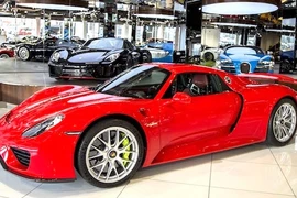Porsche 918 Spyder “màu áo” Ferrari chốt giá 36,3 tỷ
