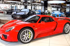 Porsche 918 Spyder “màu áo” Ferrari chốt giá 36,3 tỷ