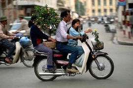 Người Hà Nội cưỡi xế sang “chơi” Tết thập niên 90
