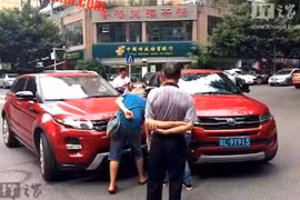 Range Rover Evoque đâm bẹp "xế tàu hàng nhái" Landwind X7 