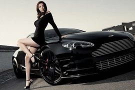 Chân dài hở bạo "câu" quý tộc Anh, Aston Martin DB9 