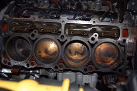 Tuyệt chiêu làm sạch động cơ xe hơi không cần “bổ máy“