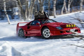 Dân chơi Nhật lắp xích vào siêu xe Ferrari F40 "nghịch tuyết"